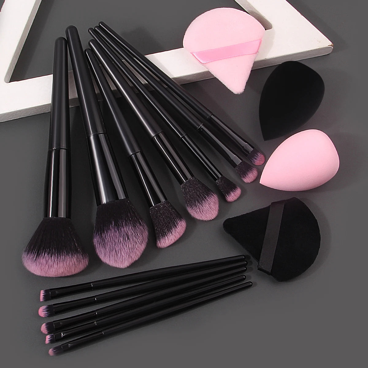 12 high-quality soft makeup brushes set +4 beauty eggs, triangular powder puff, super practical and portable beauty tools
